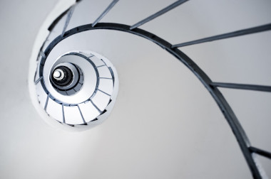 抽象图案的螺旋楼梯