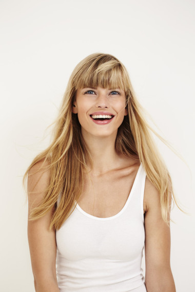 快乐的年轻女子