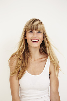 快乐的年轻女子