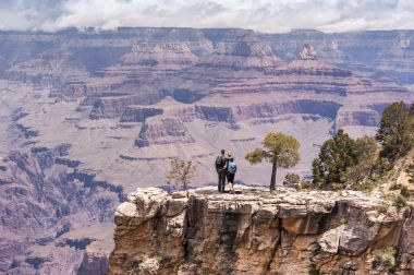 大峡谷的徒步旅行者对年轻的夫妇肖像 大峡谷的徒步旅行者对年轻的夫妇肖像