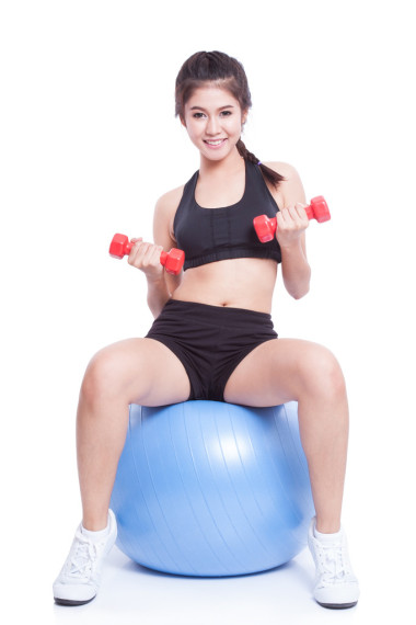 培訓(xùn)練習(xí)球與權(quán)重的女人