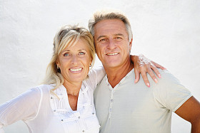 快乐的成熟夫妻微笑和拥抱.图片