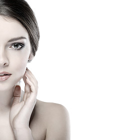 美丽的女孩，被隔绝在白色背景上的肖像 em