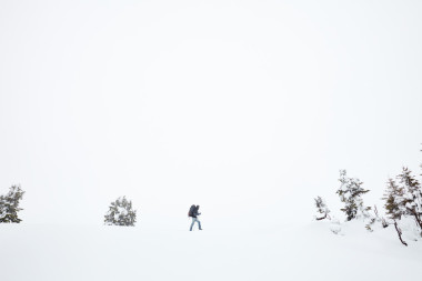 冬天在阿尔卑斯山徒步旅