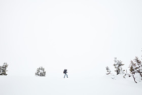 冬天在阿尔卑斯山徒步旅