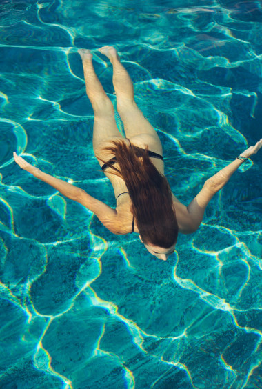 水下游泳的女人