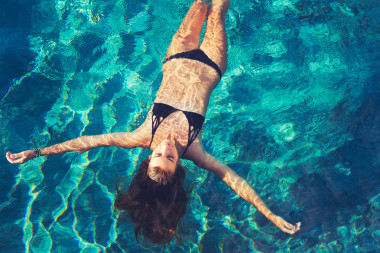 漂浮在水放松的女人图片