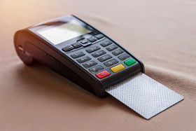 手在商店的 Pos 终端上刷信用卡