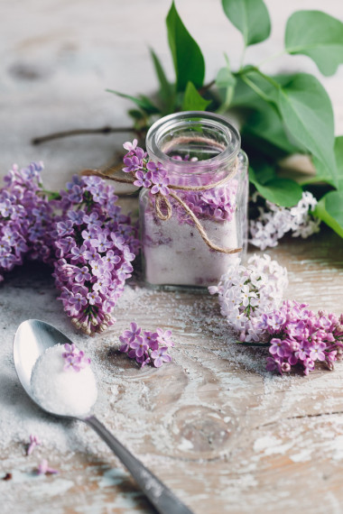 丁香糖在桌子上