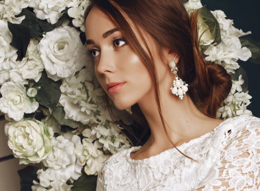 美麗溫柔的新娘穿著優(yōu)雅的蕾絲婚紗