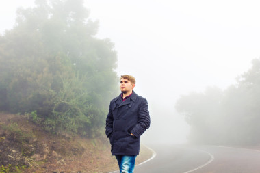 人走在雾气弥漫的森林图片