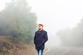 人走在雾气弥漫的森林图片