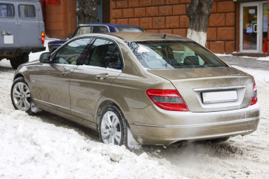 汽車(chē)輪胎上積雪的路上圖片