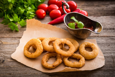 與蔬菜和香料炸的洋蔥圈圖片