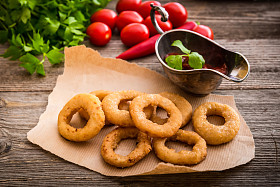 与蔬菜和香料炸的洋葱圈图片