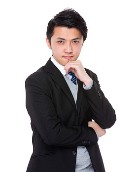 商务套装的年轻亚洲商人图片