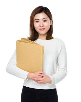 亚洲的年轻女子，穿着白色的毛衣