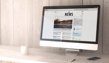 工作區(qū)的計算機和智能手機