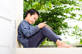 年轻的男孩阅读本书