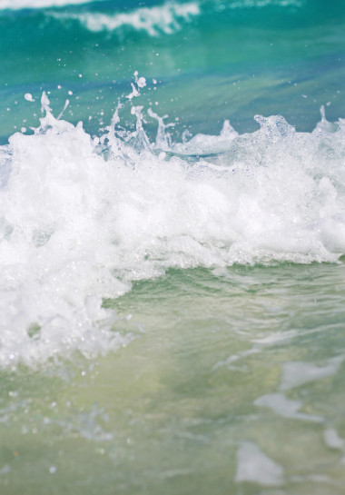 泡沫在岸边的海洋波