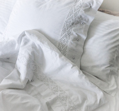 白色繡花床單、 枕頭和毯子