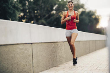 慢跑在城市中的女人圖片