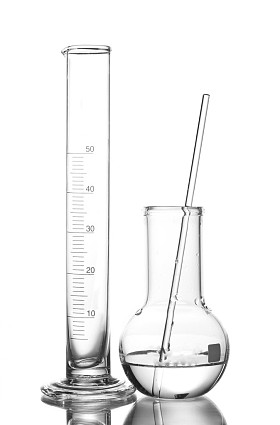 空测量烧杯、 烧瓶用水和用上孤立的反射