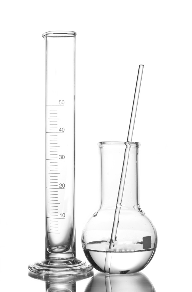 空测量烧杯、 烧瓶用水和用上孤立的反射