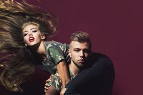 英俊的男人坚持肩金发女人