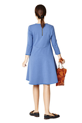 女人携带袋后视图