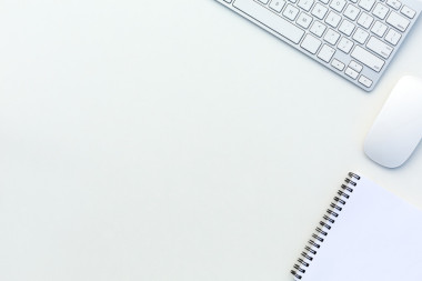 辦公室白色桌子頂視圖與業(yè)務和每一天的生活物品和電子