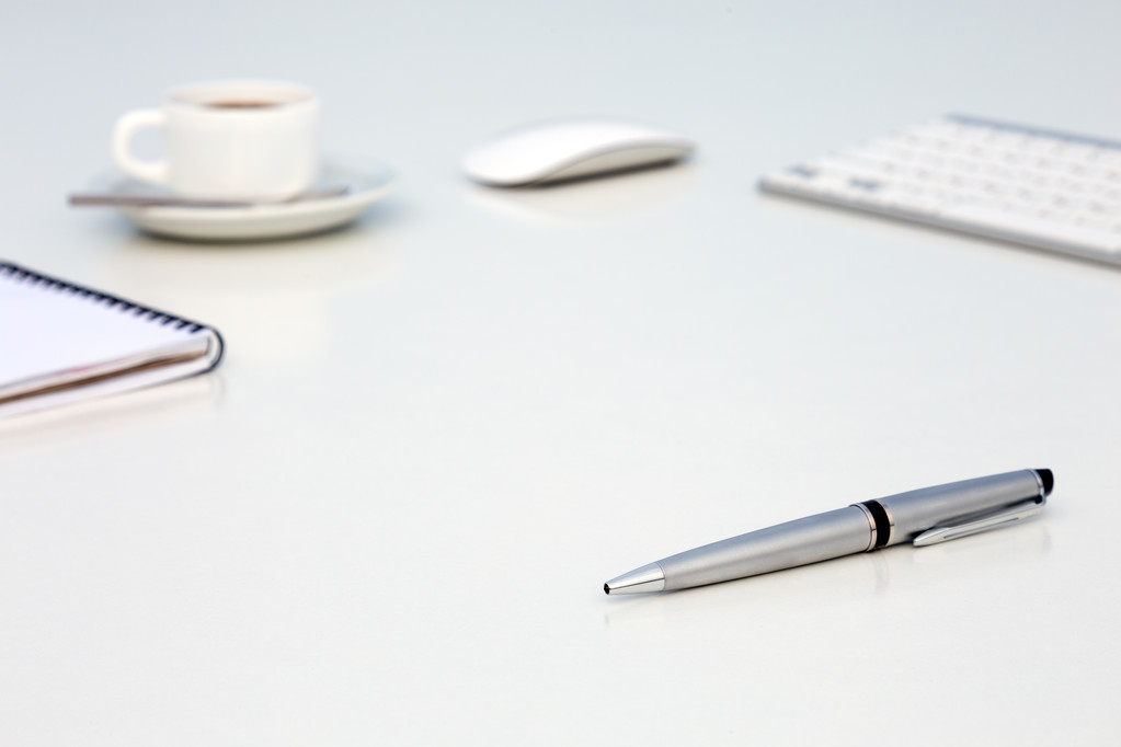 新的一天，在办公室概念白表与计算机空白记事本和杯咖啡侧视图