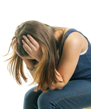 十幾歲的女孩在哭