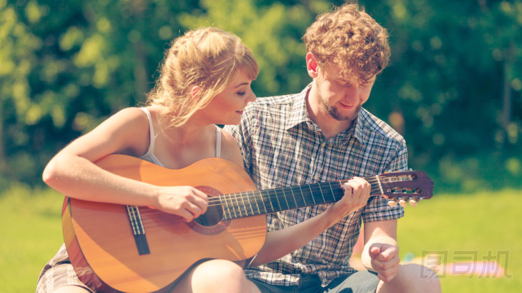 對年輕的夫婦戶外野營玩吉他圖片