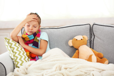 生病的女孩感到冷