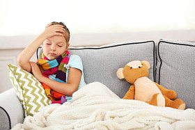 生病的女孩感到冷