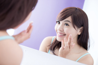 應用精華霜的女人