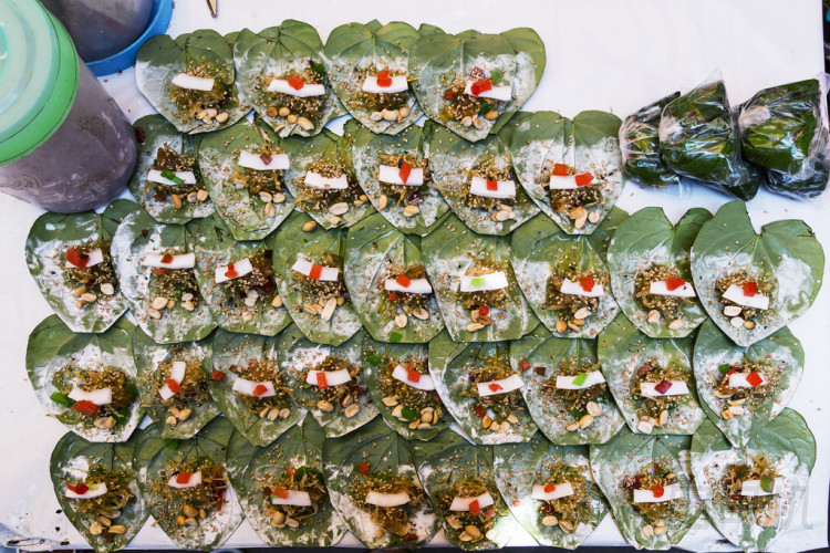 使 betels 在大街上。檳榔果實和香料裹在檳榔葉是嚼，然后吐了出來