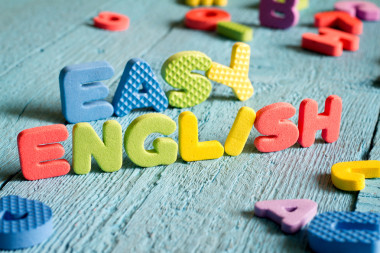 英語是易于學(xué)習(xí)概念與藍(lán)板上的字母