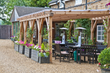 在一個(gè)不錯(cuò)的地方設(shè)置的酒店外面餐廳