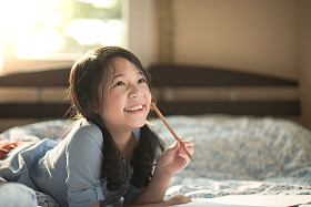 美丽的亚洲女孩的思考图片