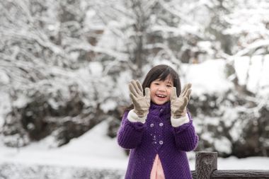 可愛(ài)的亞洲女孩在戶(hù)外微笑在雪中