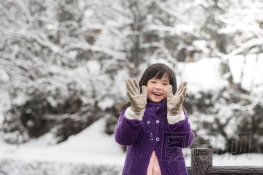 可愛的亞洲女孩在戶外微笑在雪中