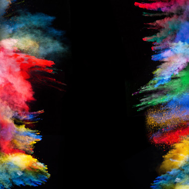 發(fā)起在黑色背景上的七彩粉圖片