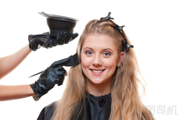 發(fā)型師做染發(fā)劑圖片