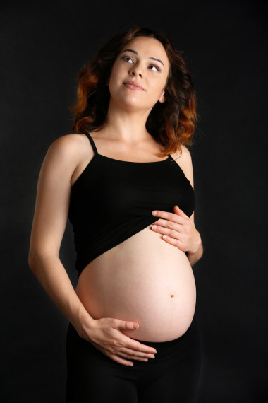 年轻快乐孕妇图片