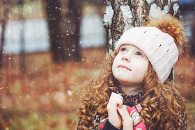 祈祷的小女孩抬头照片