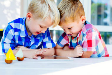 数字平板电脑一起玩的双胞胎