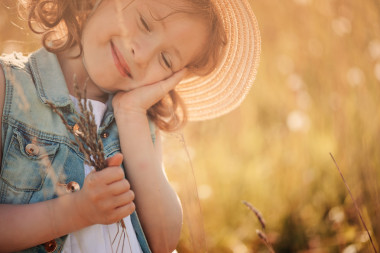夏日田野上快乐的孩子户外度假温馨的田园风光