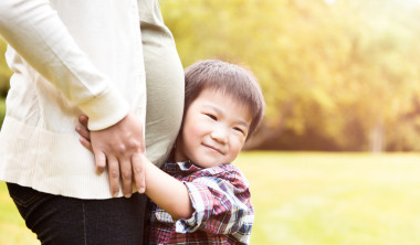 亞洲孕婦和她的兒子圖片